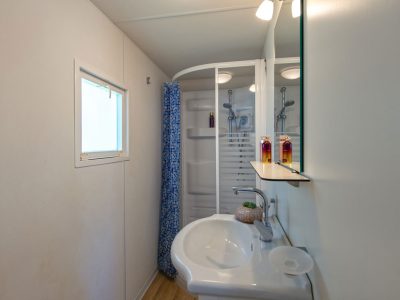 camping-village-punta-navaccia-mobile-home-deluxe-interior-bathroom