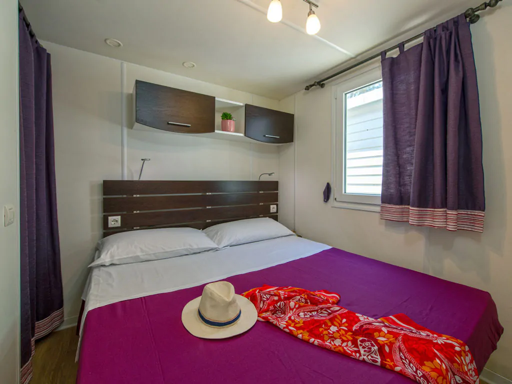 camping-village-punta-navaccia-mobile-home-deluxe-interior-bedroom-double-bed