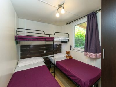 camping-village-punta-navaccia-mobile-home-deluxe-interior-bedroom-single-beds
