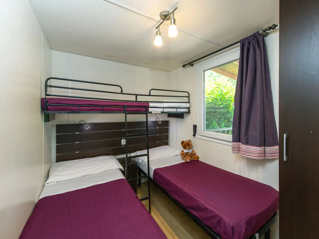 camping-village-punta-navaccia-mobile-home-deluxe-interior-bedroom-single-beds