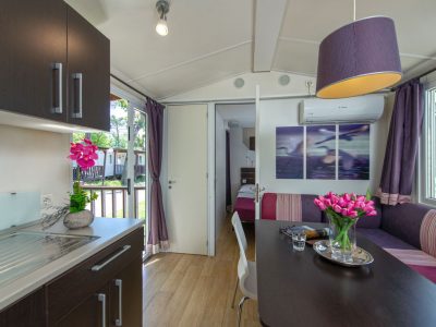 camping-village-punta-navaccia-mobile-home-deluxe-interior-kitchen-and-living-area