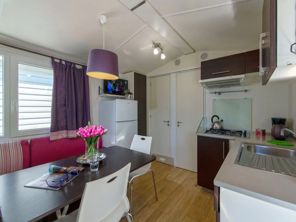 camping-village-punta-navaccia-mobile-home-deluxe-interior-living-area