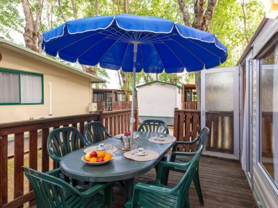 camping-village-punta-navaccia-mobile-home-exterior-terrace-table