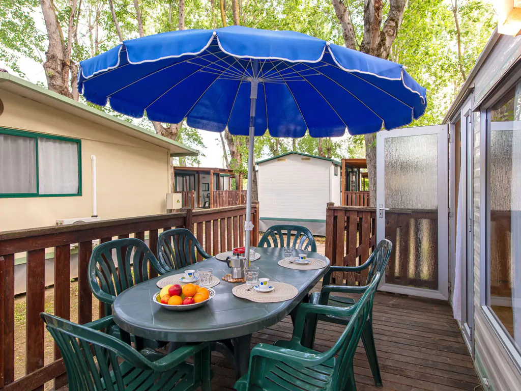 camping-village-punta-navaccia-mobile-home-exterior-terrace-table