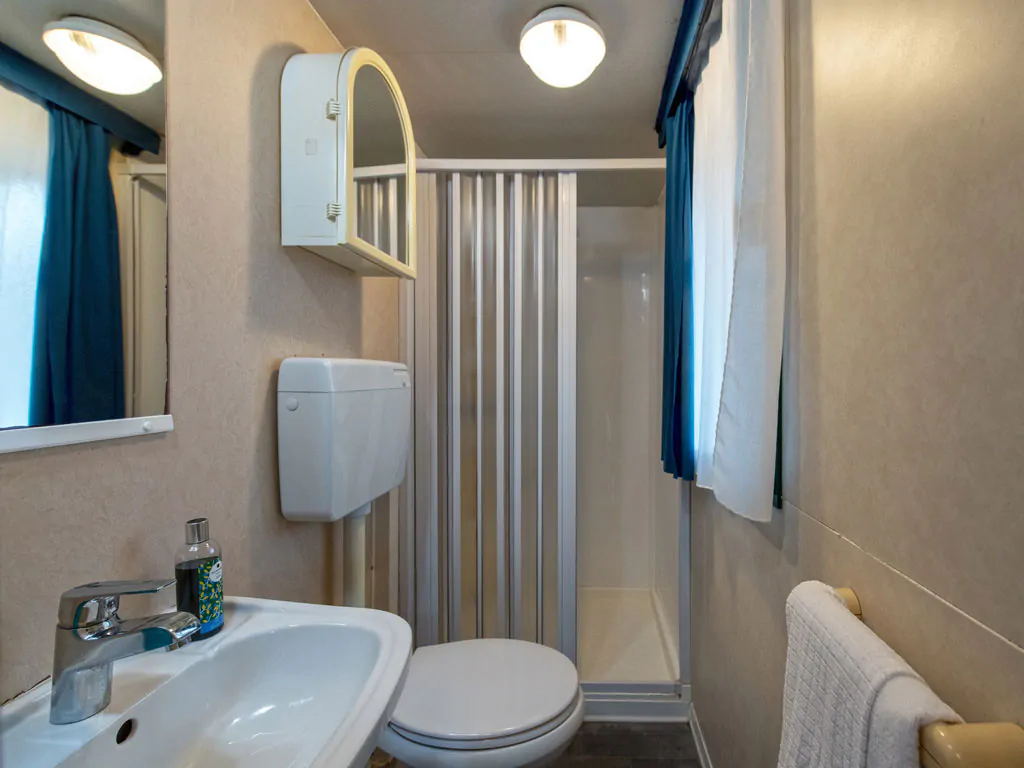camping-village-punta-navaccia-mobile-home-interior-bathroom