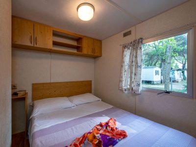 camping-village-punta-navaccia-mobile-home-interior-bedroom-double-bed