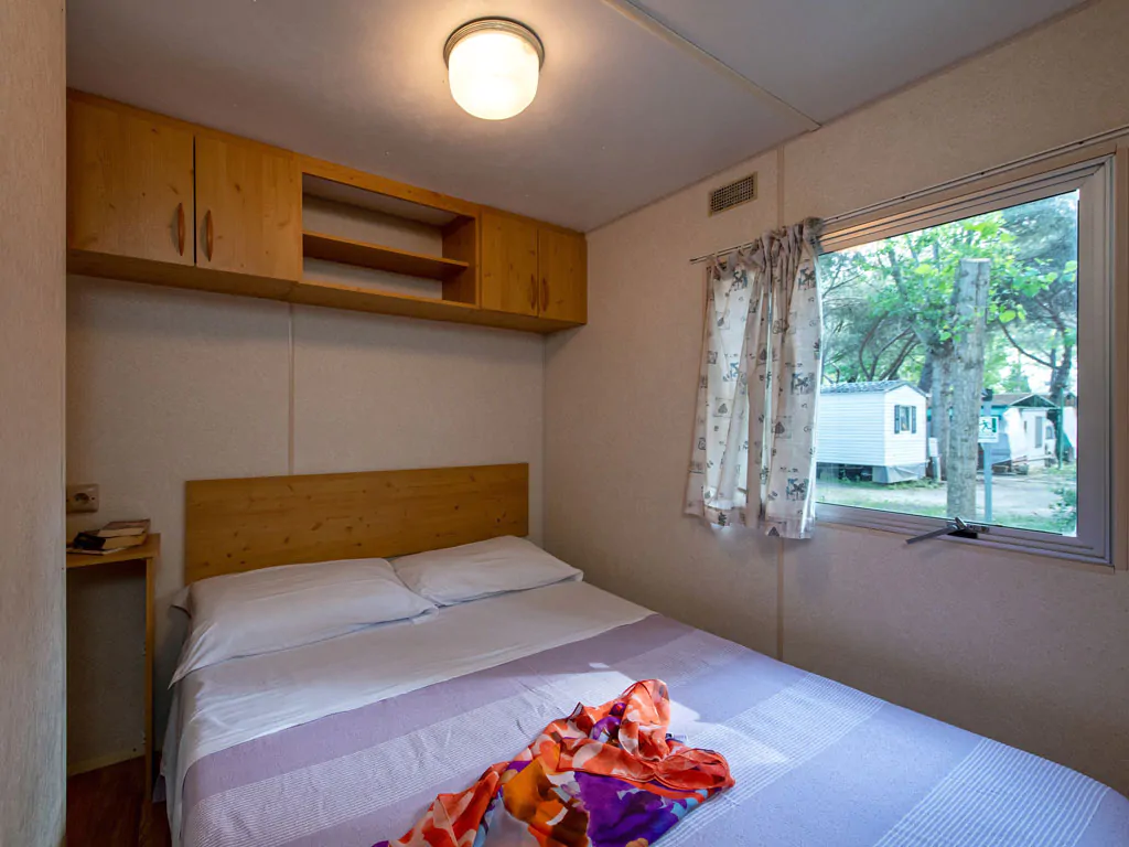 camping-village-punta-navaccia-mobile-home-interior-bedroom-double-bed