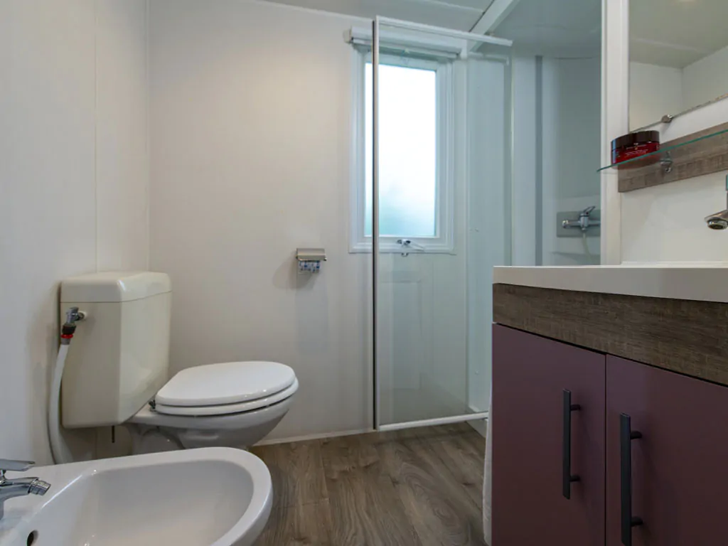 camping-village-punta-navaccia-mobile-home-superior-deluxe-interior-bathroom