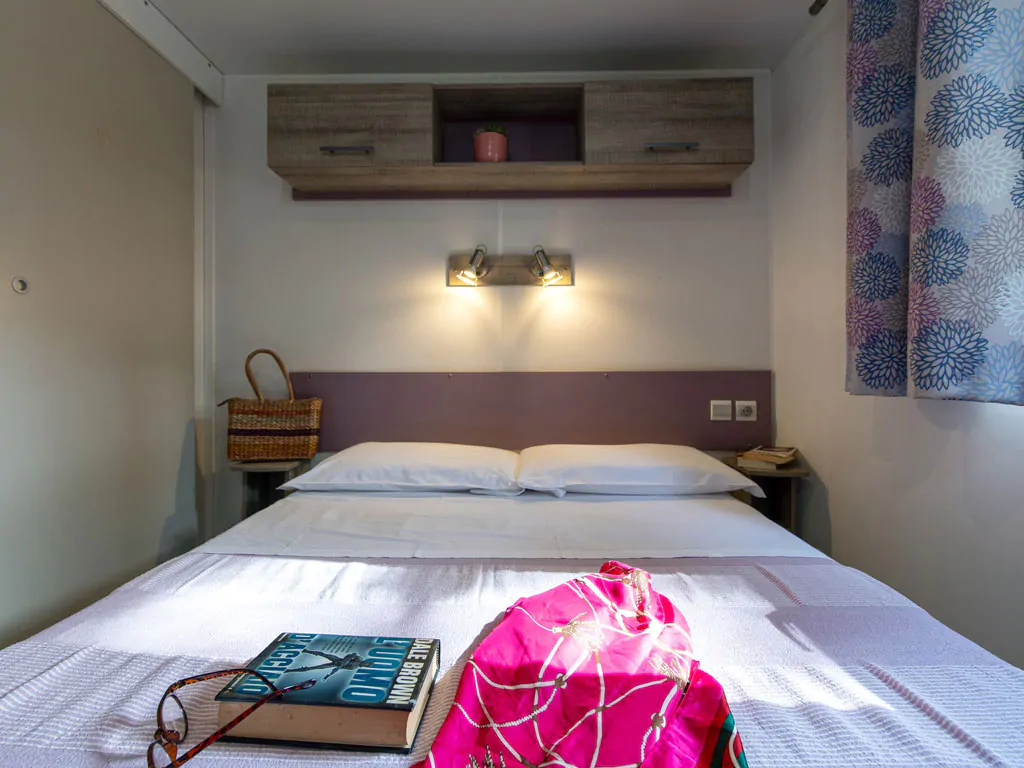 camping-village-punta-navaccia-mobile-home-superior-deluxe-interior-bedroom-double-bed