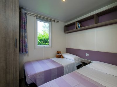 camping-village-punta-navaccia-mobile-home-superior-deluxe-interior-bedroom-single-beds-view