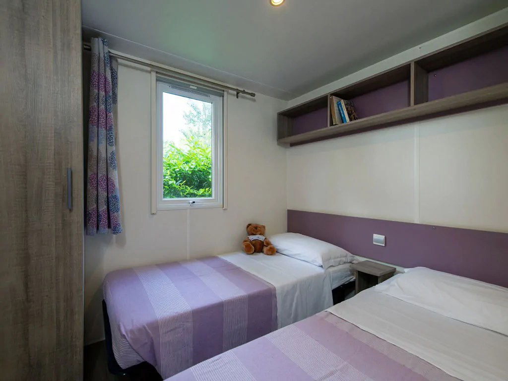 camping-village-punta-navaccia-mobile-home-superior-deluxe-interior-bedroom-single-beds-view
