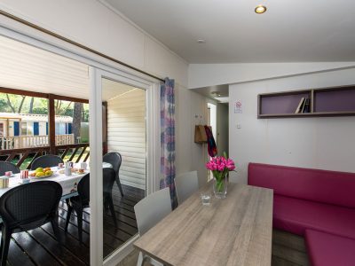 camping-village-punta-navaccia-mobile-home-superior-deluxe-interior-dining-area