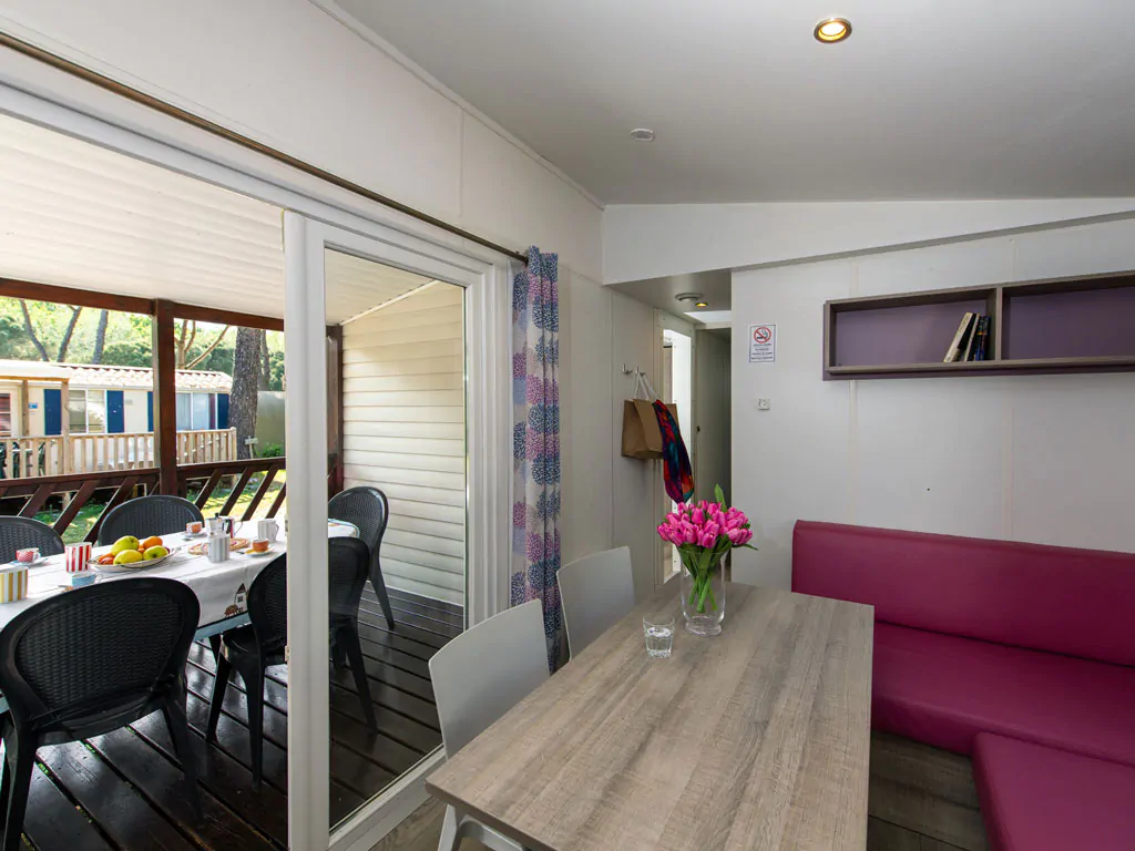 camping-village-punta-navaccia-mobile-home-superior-deluxe-interior-dining-area
