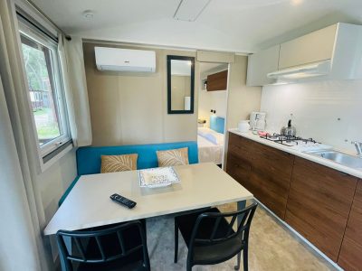 camping-village-punta-navaccia-mobile-home-superior-deluxe-interior-kitchen-and-table