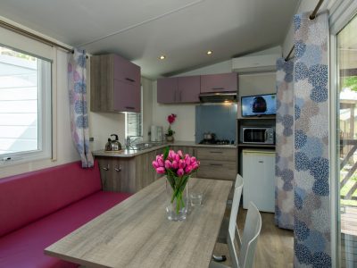 camping-village-punta-navaccia-mobile-home-superior-deluxe-interior-kitchen-view