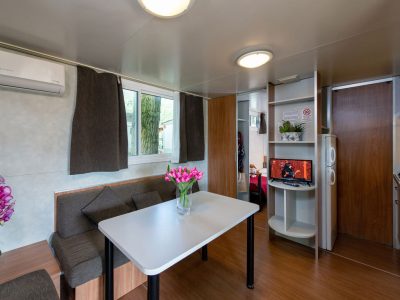 camping-village-punta-navaccia-mobile-home-superior-interior-dining-area