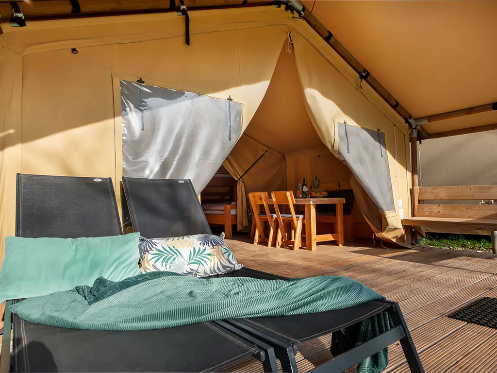 campsite-bivillage-standard-two-bed-tent-exterier-sun-beds