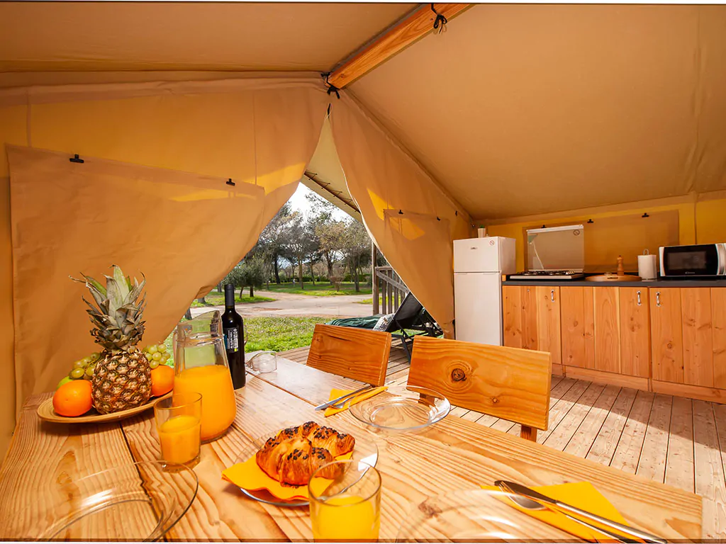 campsite-bivillage-standard-two-bed-tent-interier-dinning-table