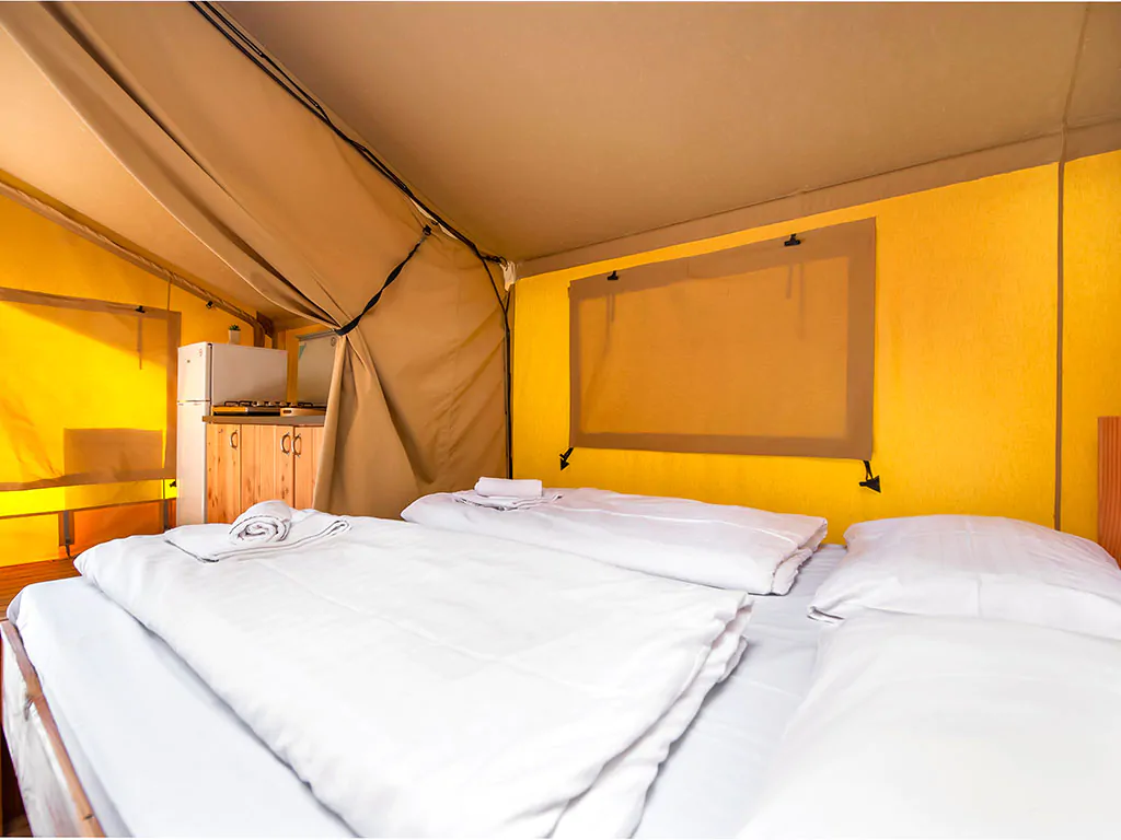 campsite-bivillage-standard-two-bed-tent-interier-double-bed