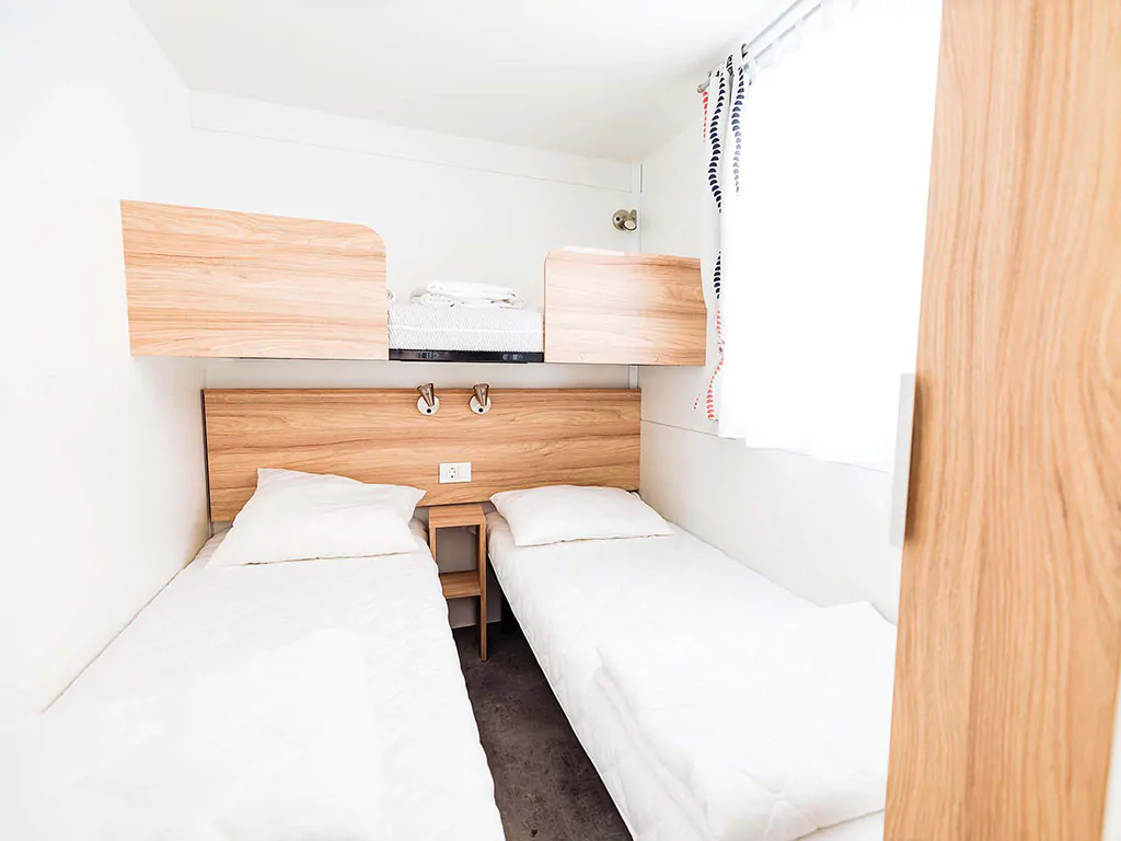 campsite-lanterna-mobile-home-interier-bedroom-single-beds