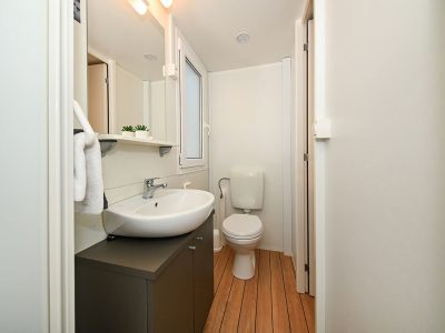 campsite-park-soline-mobile-home-dalmacija-four-plus-two-interier-bathroom