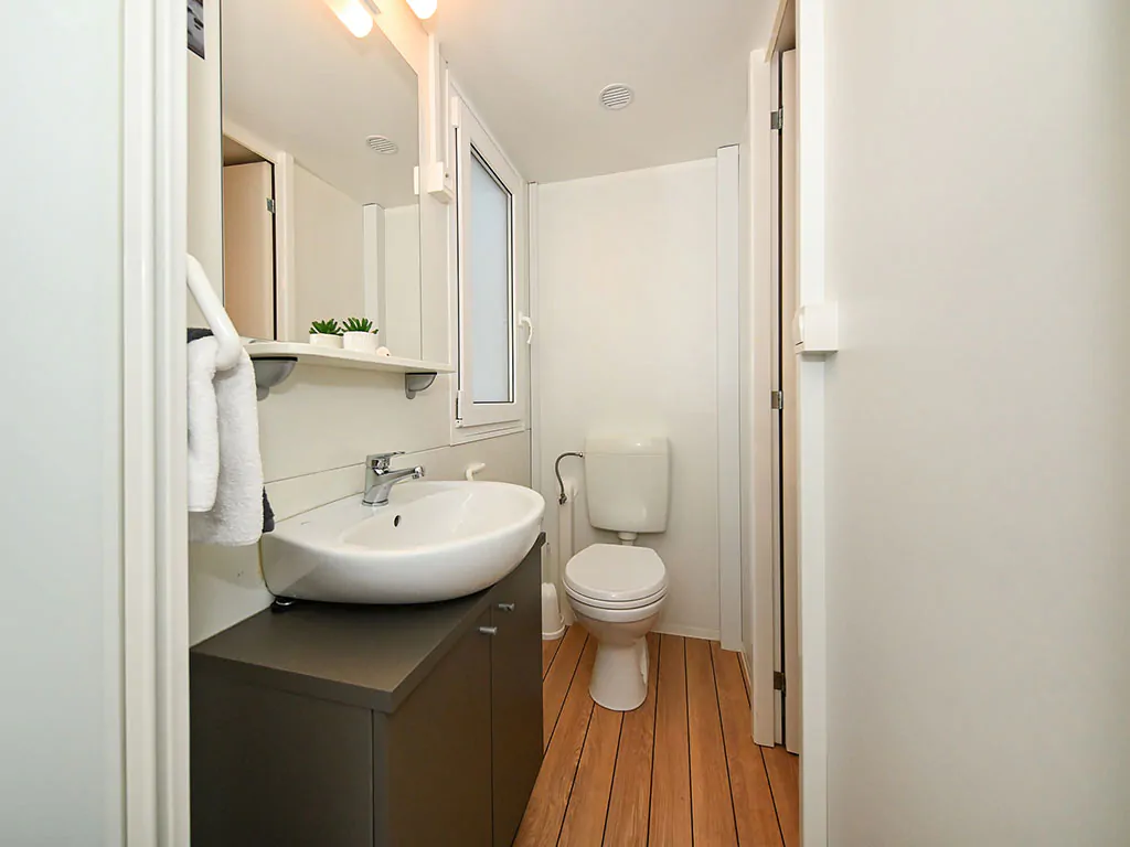 campsite-park-soline-mobile-home-dalmacija-four-plus-two-interier-bathroom