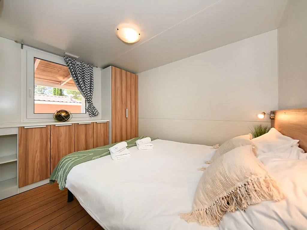 campsite-park-soline-mobile-home-dalmacija-four-plus-two-interier-bedroom-double-bed-closet