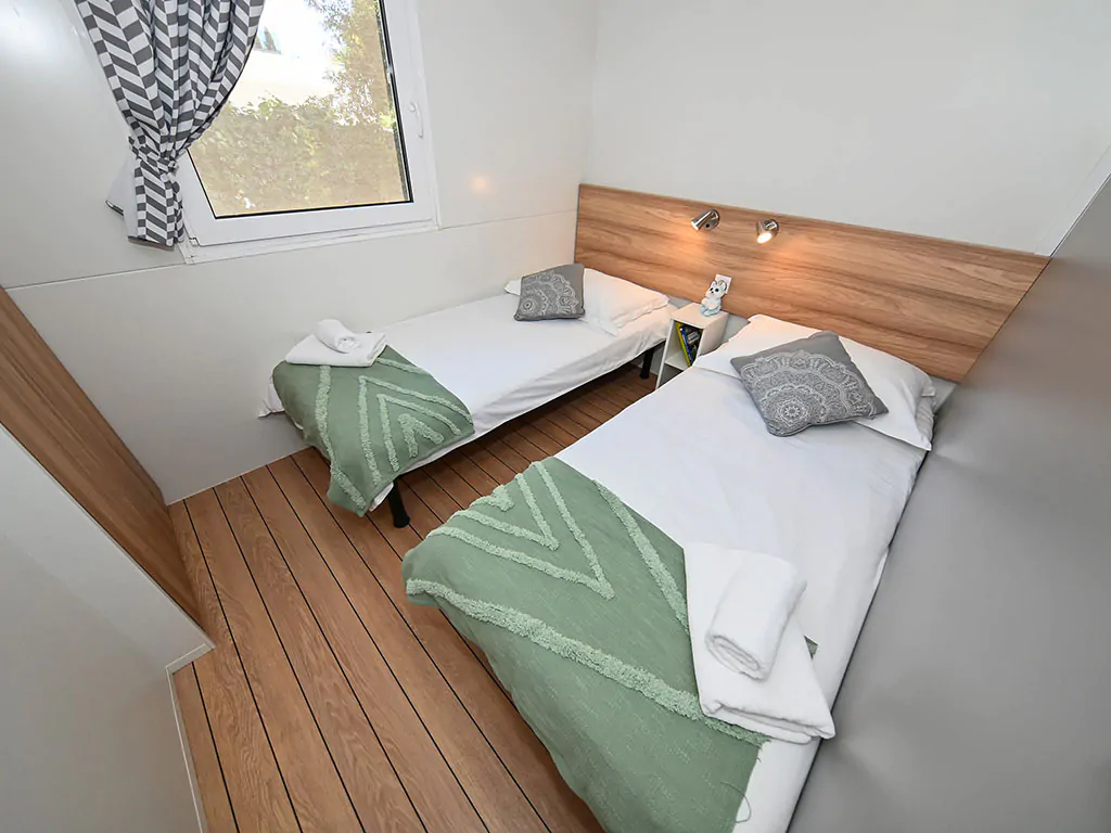 campsite-park-soline-mobile-home-dalmacija-four-plus-two-interier-bedroom-single-beds