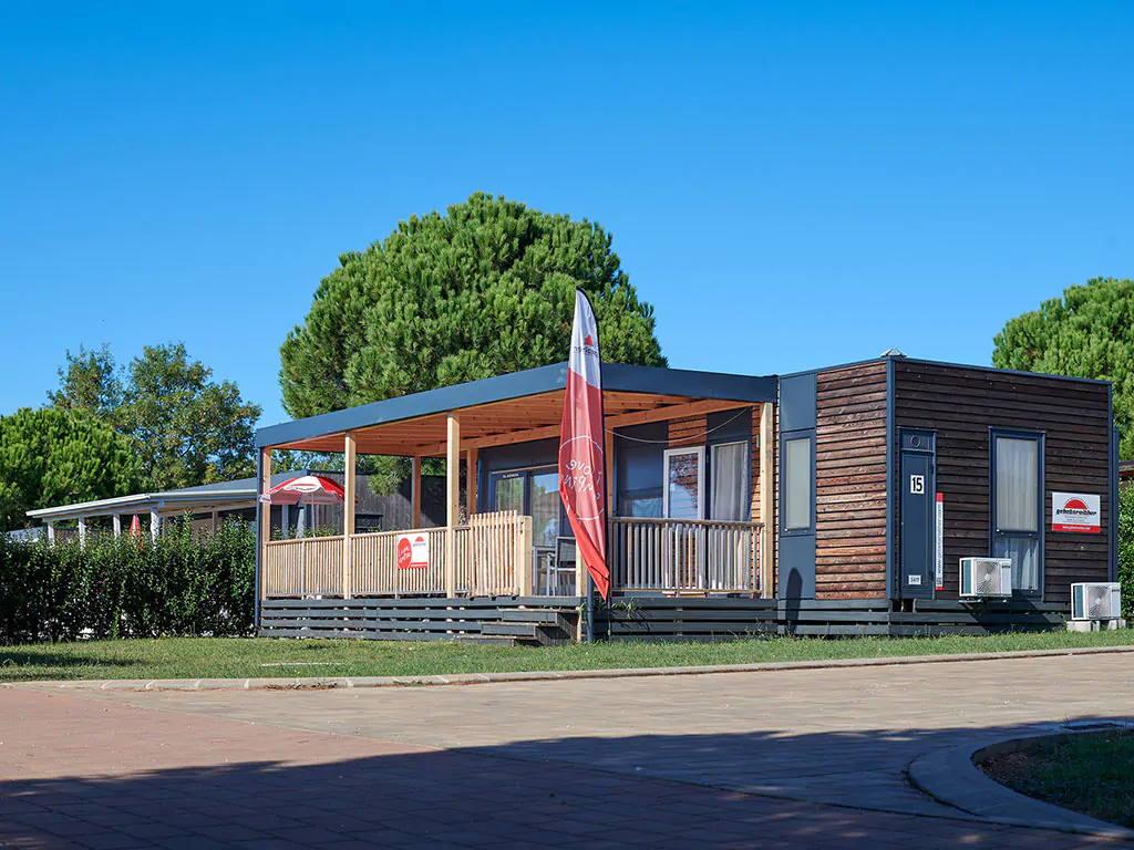 campsite-park-umag-mobile-home-luxury-s-exterier-mobile-home-tree-view