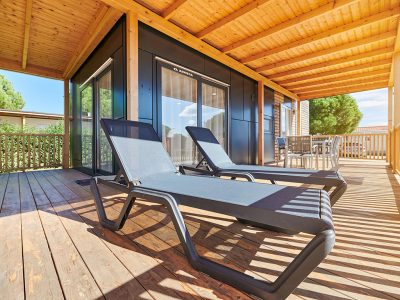 campsite-park-umag-mobile-home-luxury-s-exterier-sun-beds