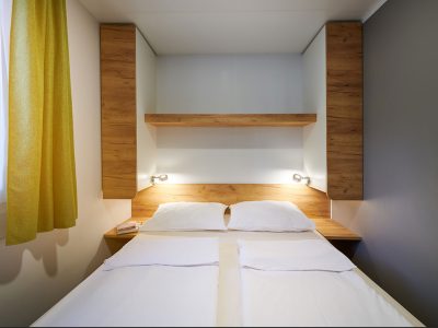 campsite-park-umag-mobile-home-premium-la-interier-bedroom-double-bed