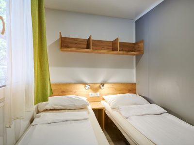 campsite-park-umag-mobile-home-premium-la-interier-bedroom-single-beds