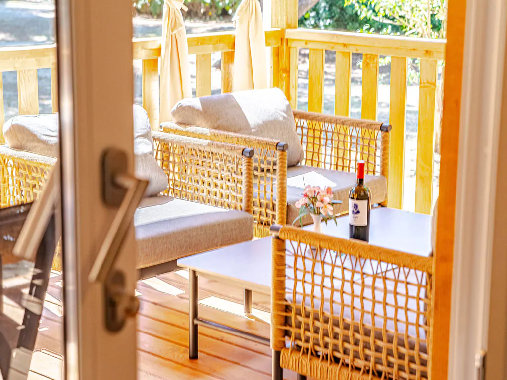 campsite-perna-mobile-home-comfort-exterier-terace-chairs