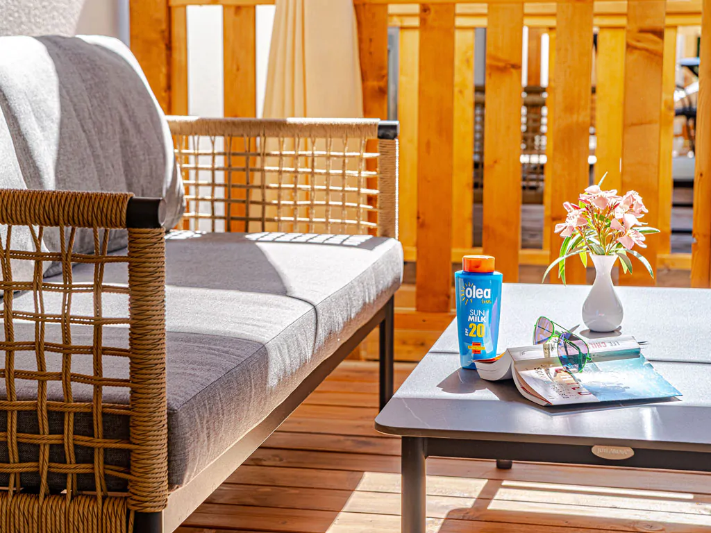 campsite-perna-mobile-home-comfort-exterier-terrace-table-view