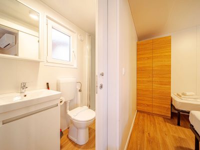campsite-perna-mobile-home-comfort-interior-bathroom-bedroom-single-beds