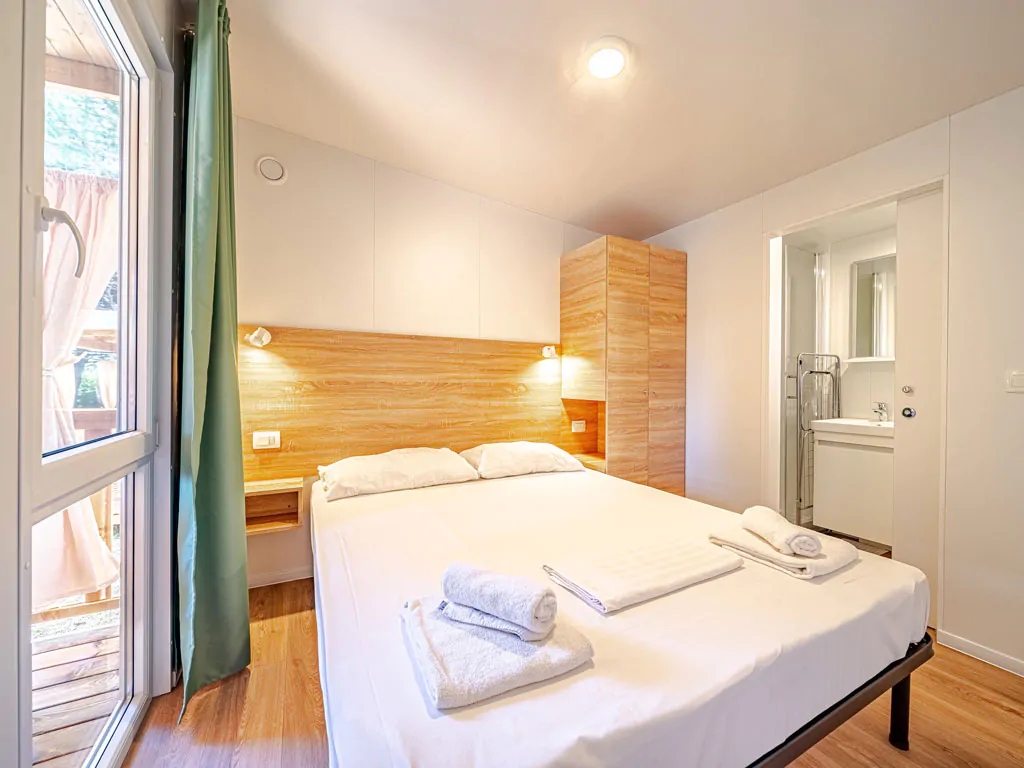 campsite-perna-mobile-home-comfort-interior-bedroom-double-bed