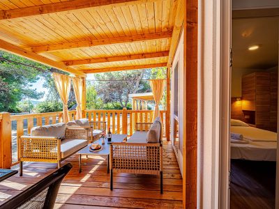 campsite-perna-mobile-home-comfort-plus-exterier-terace-chairs
