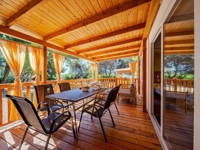 campsite-perna-mobile-home-comfort-plus-exterier-terace-dinning-table
