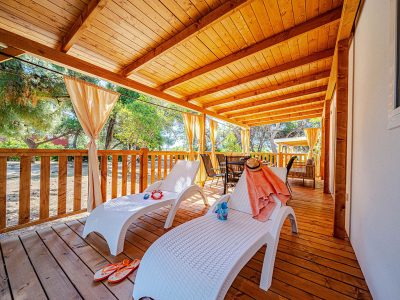 campsite-perna-mobile-home-comfort-plus-exterier-terace-sun-beds