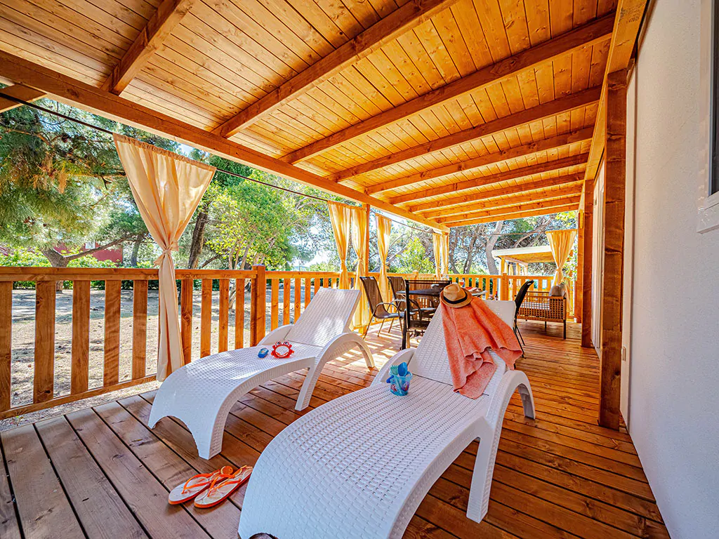 campsite-perna-mobile-home-comfort-plus-exterier-terace-sun-beds