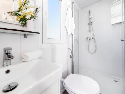 campsite-perna-mobile-home-comfort-plus-interier-bathroom