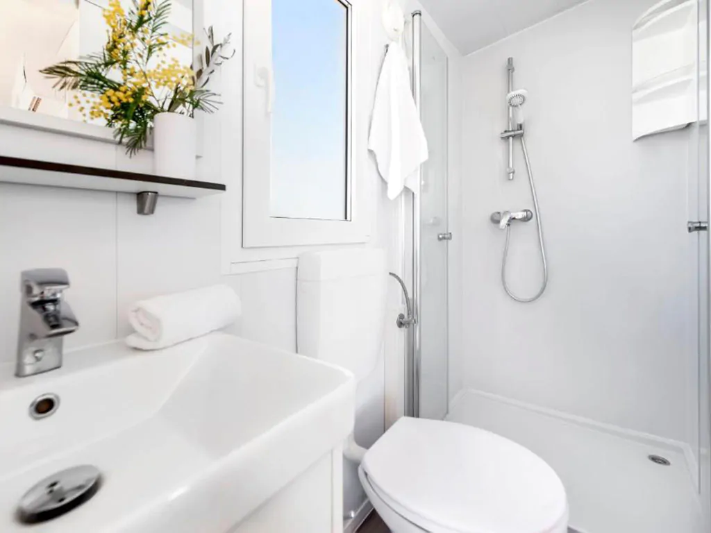 campsite-perna-mobile-home-comfort-plus-interier-bathroom