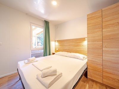 campsite-perna-mobile-home-comfort-plus-interier-bedroom-double-bed
