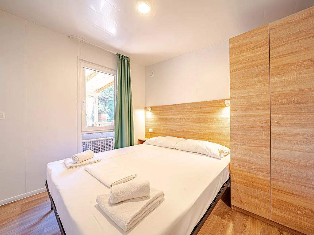 campsite-perna-mobile-home-comfort-plus-interier-bedroom-double-bed