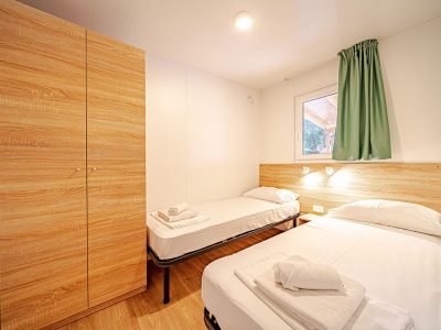 campsite-perna-mobile-home-comfort-plus-interier-bedroom-single-beds