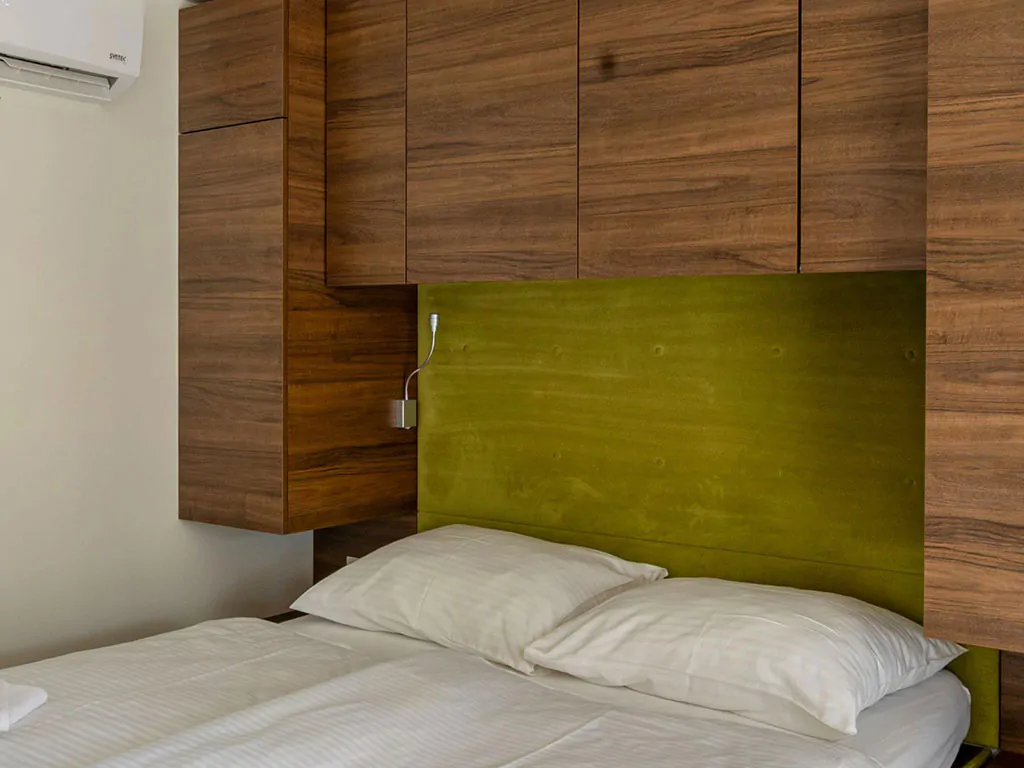 campsite-terme-catez-mobile-home-luxus-plus-r-interier-bedroom-double-bed