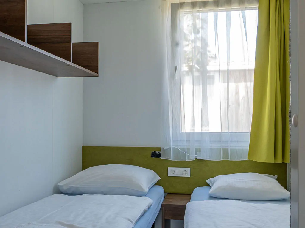campsite-terme-catez-mobile-home-luxus-plus-r-interier-bedroom-single-beds