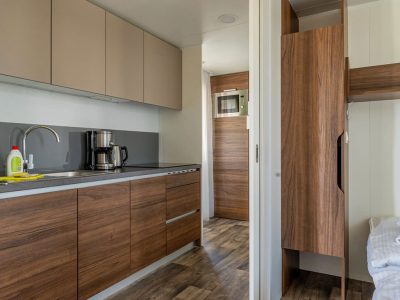 campsite-terme-catez-mobile-home-luxus-plus-r-interier-kitchen