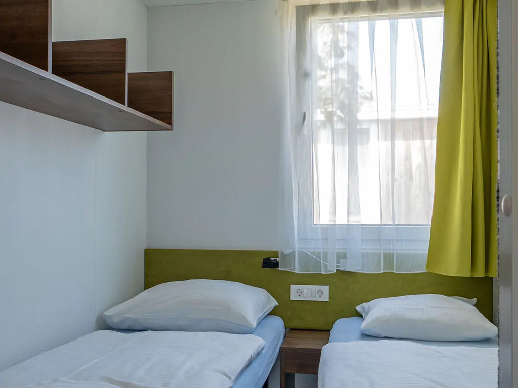 campsite-terme-catez-mobile-home-luxus-ra-interier-bedroom-single-beds