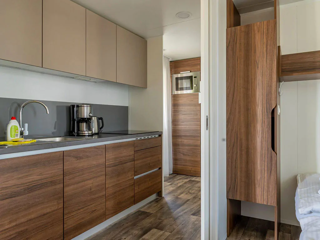 campsite-terme-catez-mobile-home-luxus-ra-interier-kitchen